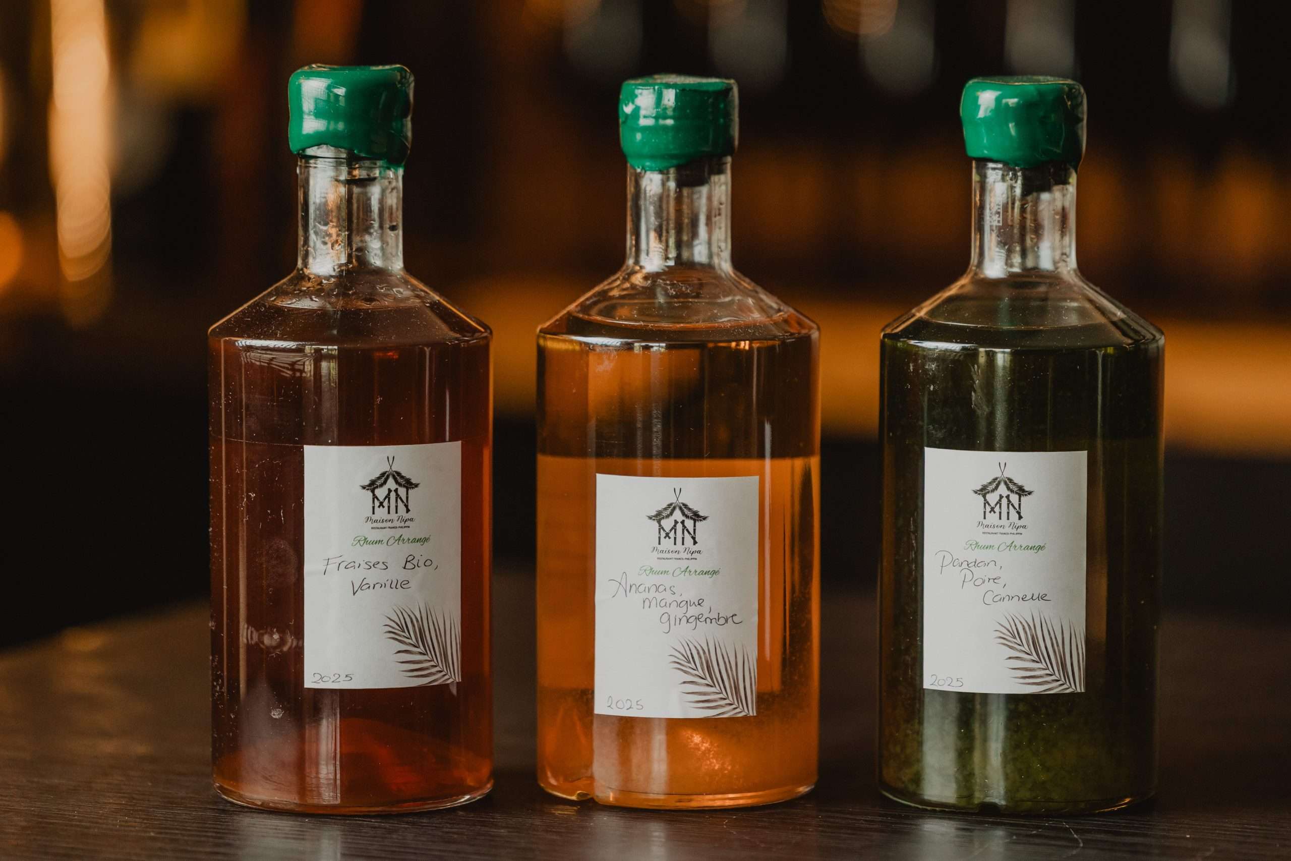 Assiette de nourriture gastronomique avec un verre de vin blanc, sur fond noir, présentant une esthétique raffinée.