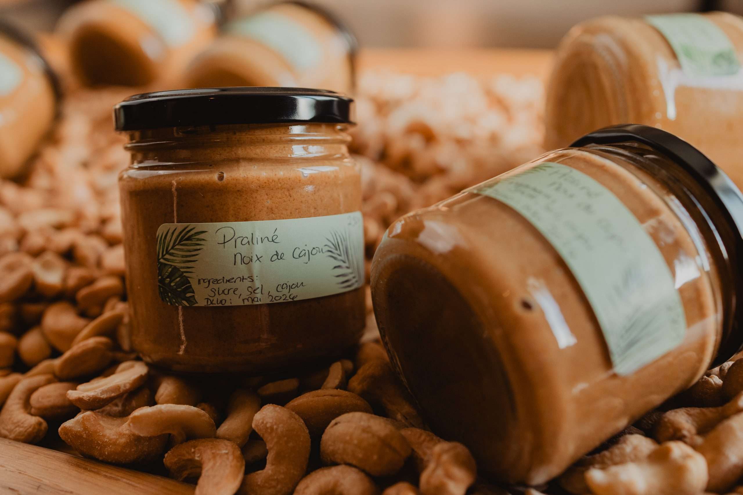 Assiette de nourriture gastronomique avec un verre de vin blanc, sur fond noir, présentant une esthétique raffinée.